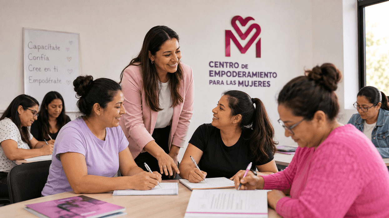 Mujeres participan en un taller de capacitación del Centro de Empoderamiento para las Mujeres del municipio de Querétaro.