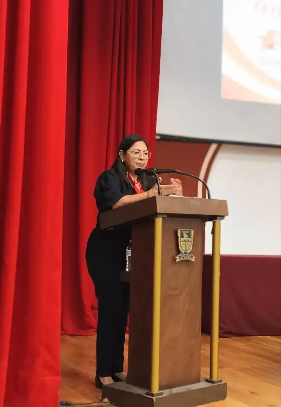 Mujeres participantes reciben constancias al concluir los programas de capacitaci\u00f3n y desarrollo impulsados por la Secretar\u00eda de la Mujer de San Juan del R\u00edo.