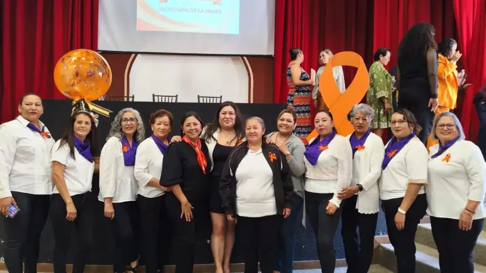 Mujeres participantes reciben constancias al concluir los programas de capacitaci\u00f3n y desarrollo impulsados por la Secretar\u00eda de la Mujer de San Juan del R\u00edo.