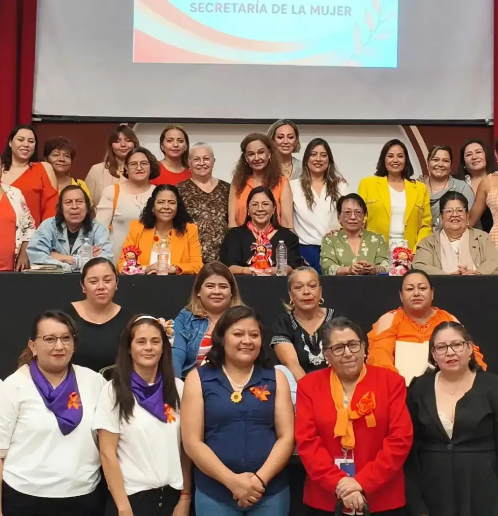 Mujeres participantes reciben constancias al concluir los programas de capacitaci\u00f3n y desarrollo impulsados por la Secretar\u00eda de la Mujer de San Juan del R\u00edo.
