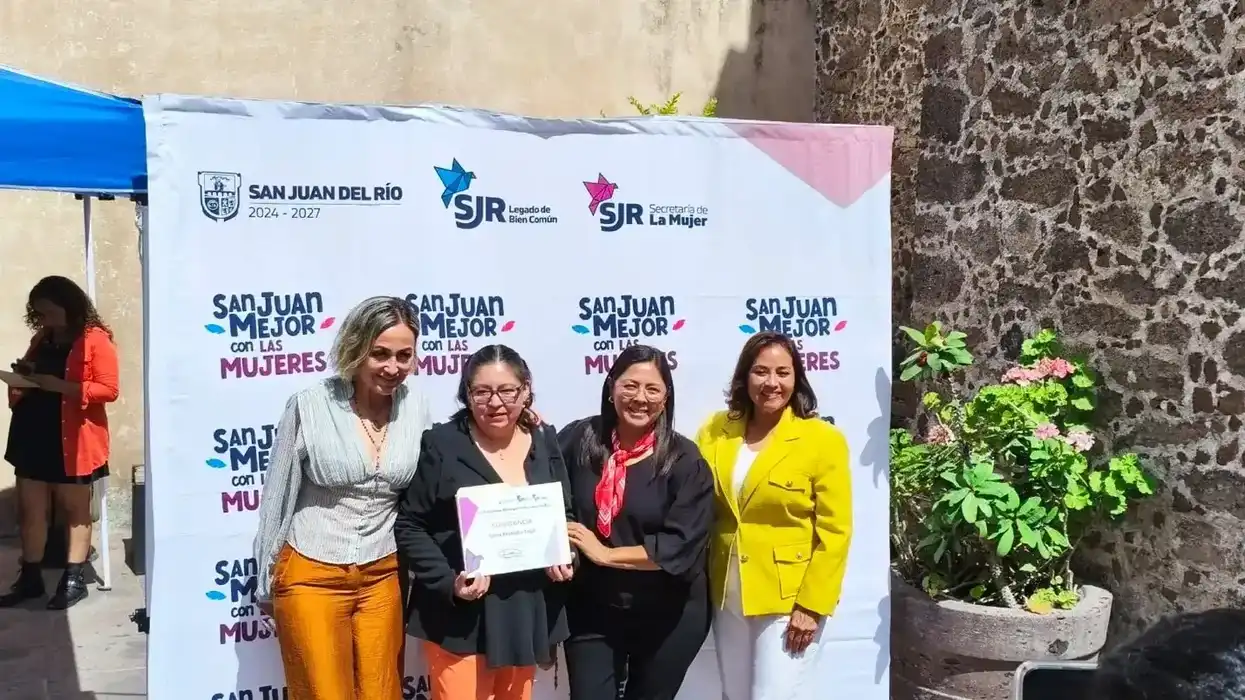 Mujeres participantes reciben constancias al concluir los programas de capacitación y desarrollo impulsados por la Secretaría de la Mujer de San Juan del Río.