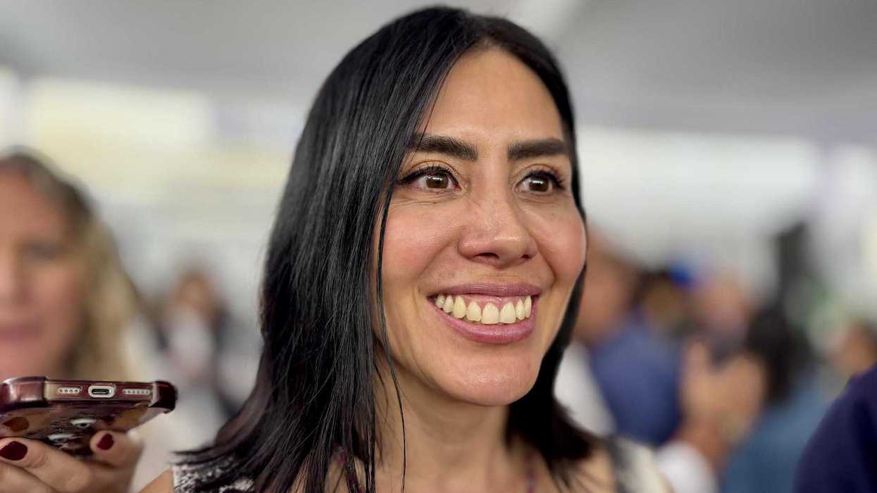 Mujeres trabajadoras en línea de producción de sector aeroespacial en Querétaro, parte del programa de becas para formación de talento de la Secretaría del Trabajo