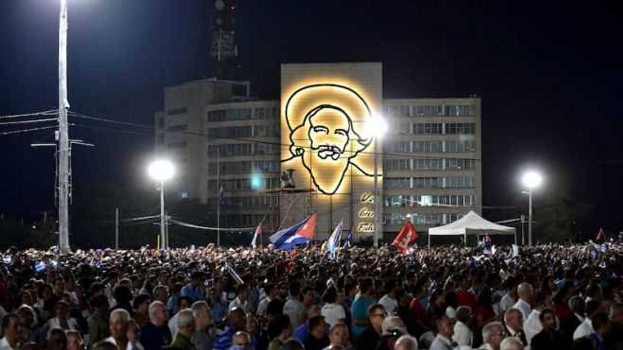 multitud-rinde-homenaje-fidel-castro