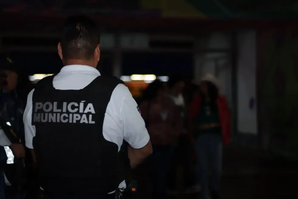 Municipal de Quer\u00e9taro observa a un grupo de personas durante un recorrido nocturno