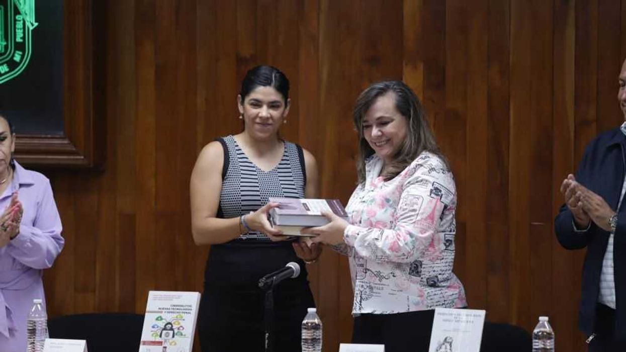 Municipio de Querétaro dona libros especializados a la Facultad de Derecho de la UAQ.