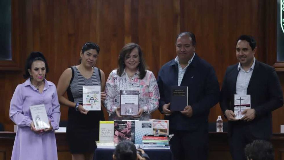 Municipio de Querétaro dona libros especializados a la Facultad de Derecho de la UAQ.