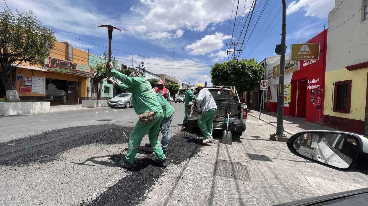 Municipio de San Juan del Río realiza bacheo superficial en avenidas principales.