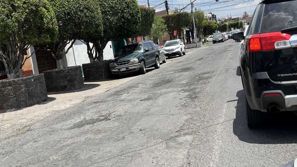 Municipio de San Juan del Río realiza bacheo superficial en avenidas principales.