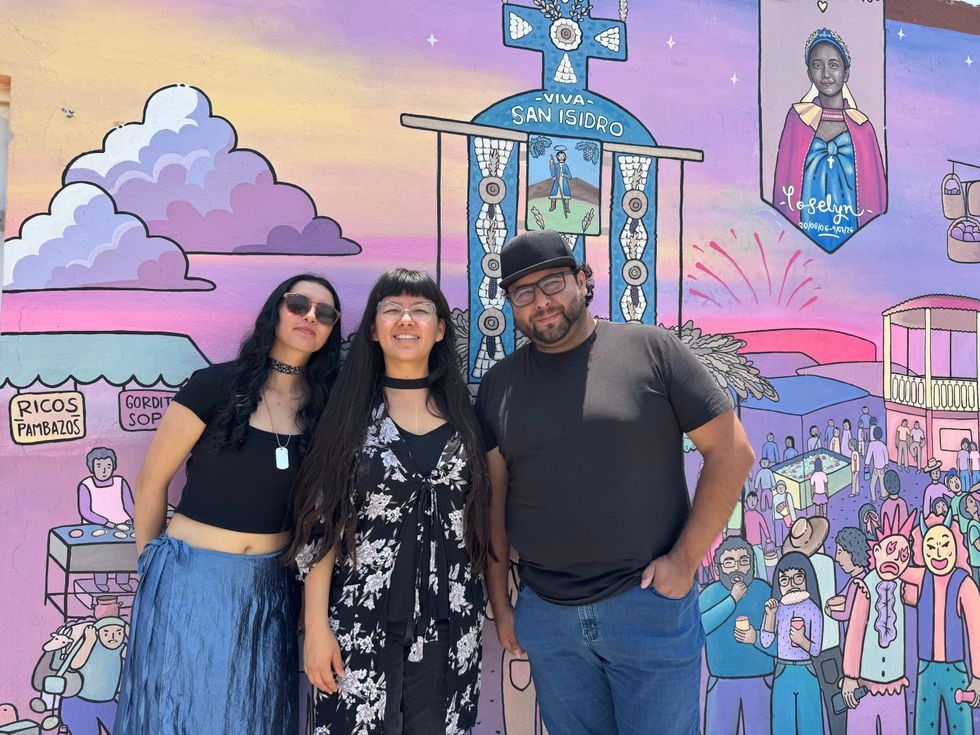 Mural en pintura acr\u00edlica vinil sobre muro en el Barrio San Isidro, San Juan del R\u00edo, que retrata la fiesta patronal centenaria del barrio