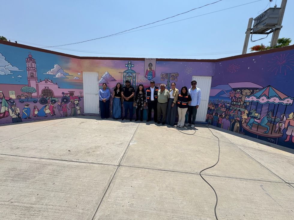 Mural en pintura acr\u00edlica vinil sobre muro en el Barrio San Isidro, San Juan del R\u00edo, que retrata la fiesta patronal centenaria del barrio