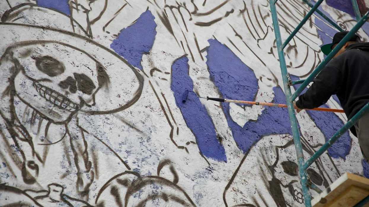 Muro de calle Hidalgo con el boceto del Mural de las Ánimas, andamios y conos, en San Juan del Río
