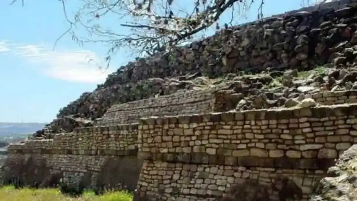 Muros escalonados de piedra de la Pirámide de la Cruz, en la zona arqueológica del Barrio de la Cruz, San Juan del Río