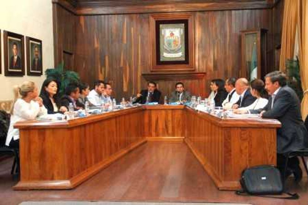 n otros puntos del orden del día, este cuerpo colegiado, aprobó la celebración de convenios con instituciones financieras para dar mayor liquidez al gobierno municipal en el pago de proveedores.
