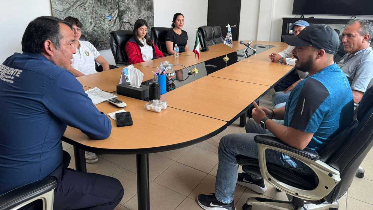 Nadadores de San Juan del Río Yamilet Vargas y Uriel Ballesteros con el alcalde Roberto Cabrera previo a la Olimpiada Nacional 2026