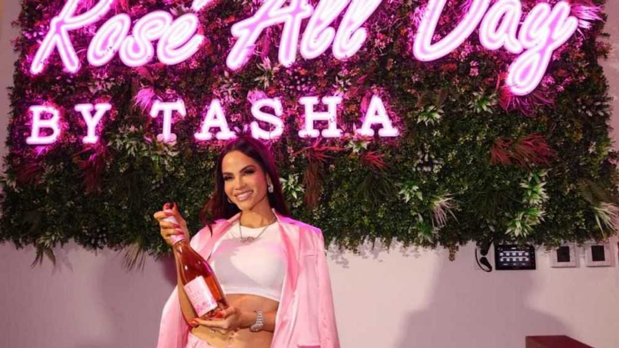 Natti Natasha celebra su nuevo negocio en Miami rodeada de amigos como Lele Pons y Guaynaa.