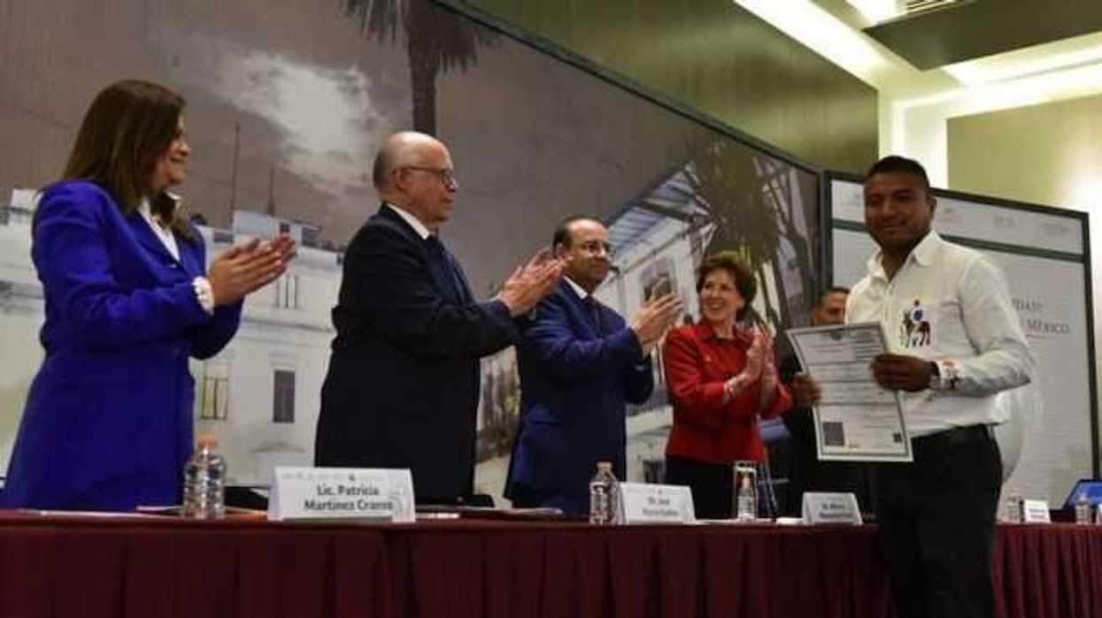 navarrete-entrega-actas-de-nacimiento-en-lenguas-originarias-y-braille