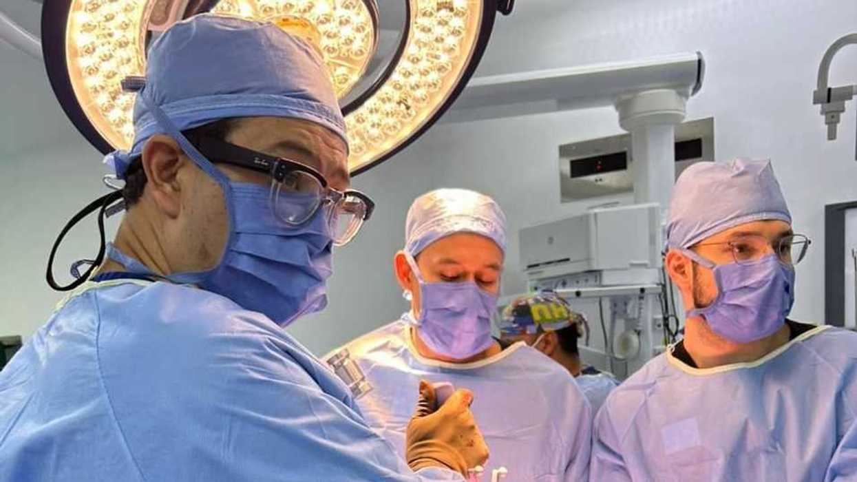Neurocirujano explica causas del dolor de espalda y desgaste de columna vertebral en consulta médica en Querétaro