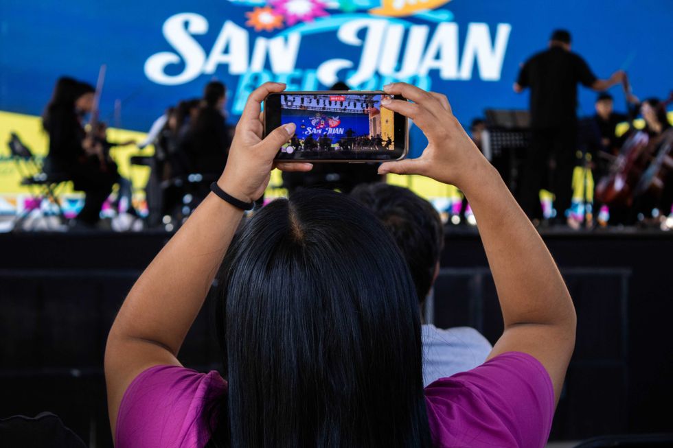 Ni\u00f1as y ni\u00f1os integrantes de la Orquesta Comunitaria de Cuerdas con sus instrumentos de cuerda durante el concierto en San Juan del R\u00edo.