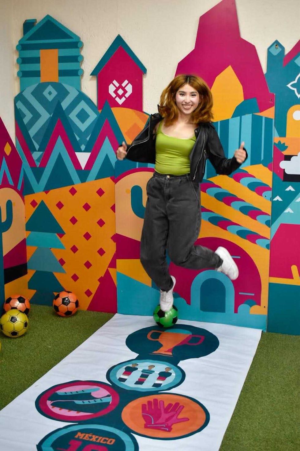 Ni\u00f1as y ni\u00f1os participan en juegos tem\u00e1ticos de futbol en un espacio recreativo del Centro Hist\u00f3rico de Quer\u00e9taro