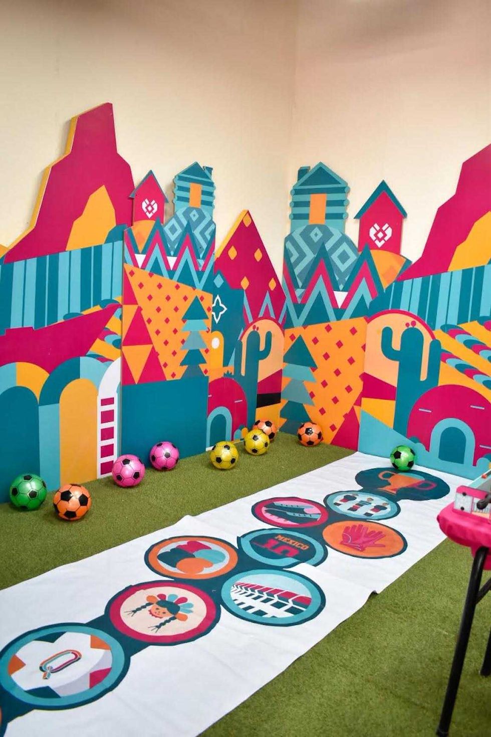 Ni\u00f1as y ni\u00f1os participan en juegos tem\u00e1ticos de futbol en un espacio recreativo del Centro Hist\u00f3rico de Quer\u00e9taro