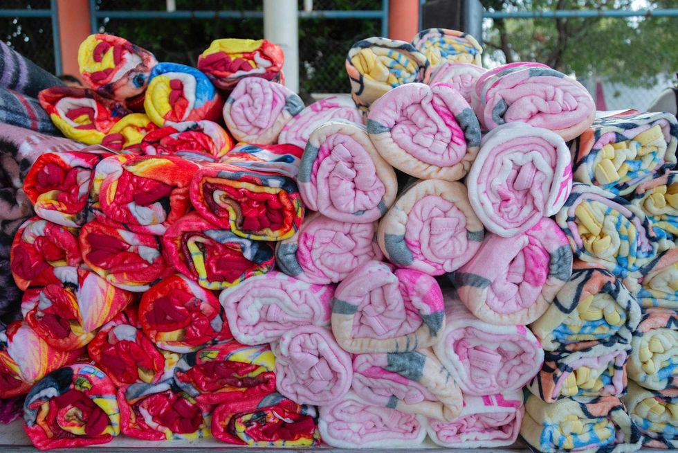 Ni\u00f1as y ni\u00f1os sanjuanenses reciben juguetes en la Gran Entrega de Reyes que reuni\u00f3 a cientos de familias del municipio.