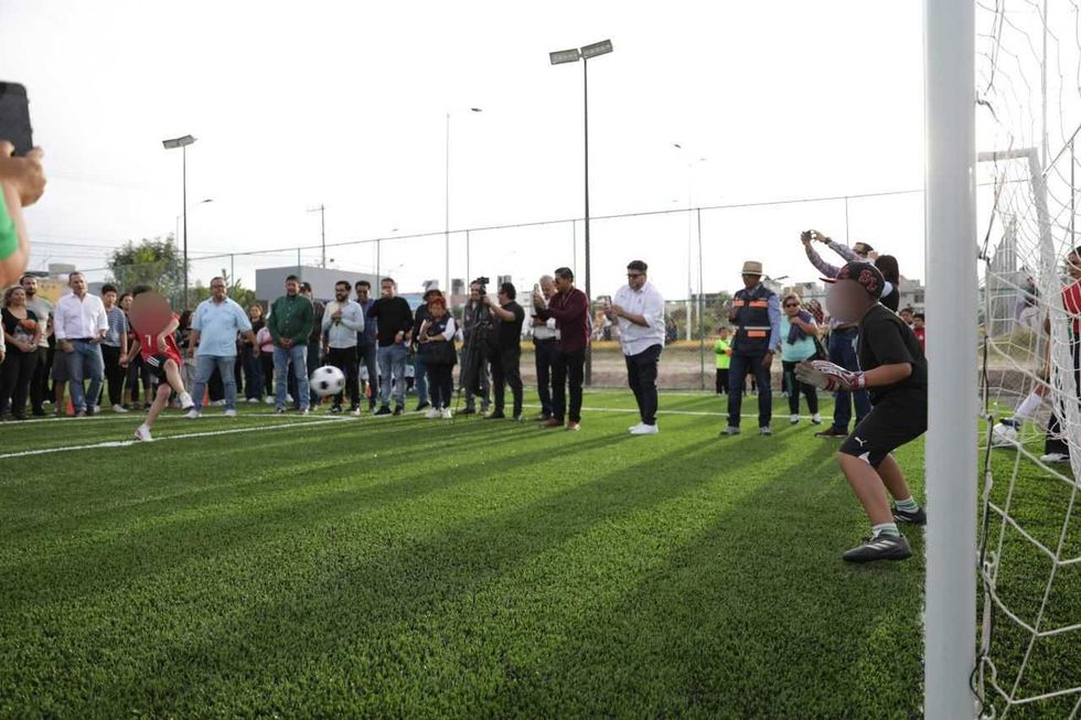 Ni\u00f1o juega como portero durante la inauguraci\u00f3n de la cancha de f\u00fatbol 5 en Praderas del Sol, San Juan del R\u00edo
