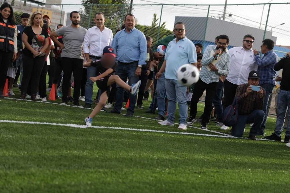 Ni\u00f1o patea el bal\u00f3n durante la inauguraci\u00f3n de la cancha de f\u00fatbol 5 en el Parque de Praderas del Sol