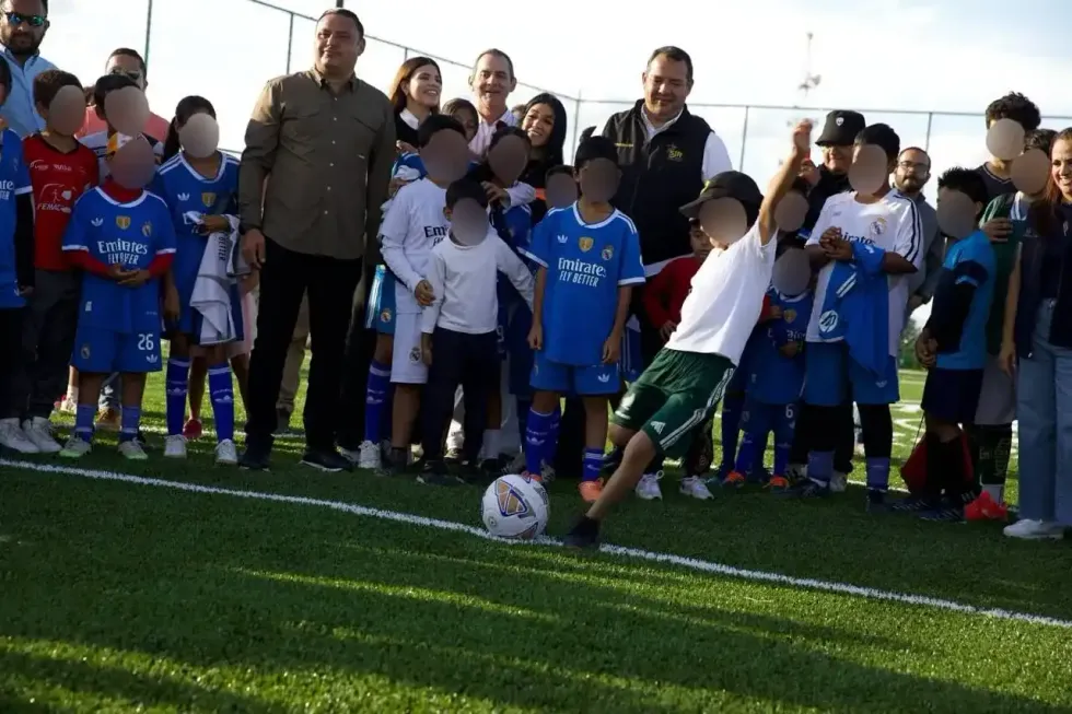 Ni\u00f1os en uniforme deportivo en la cancha de f\u00fatbol 5 reci\u00e9n inaugurada en el Parque Las Haciendas 6, zona Oriente