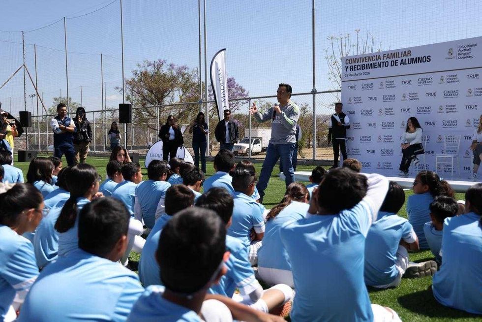 Ni\u00f1os entrenan futbol en Parque Alfalfares durante el Educational Football Program en Quer\u00e9taro
