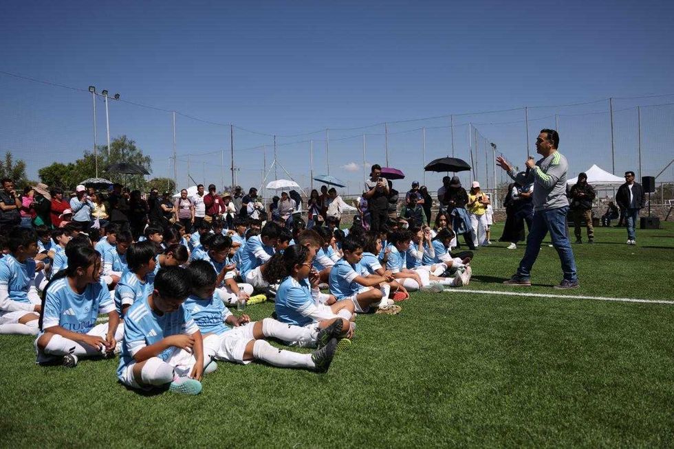 Ni\u00f1os entrenan futbol en Parque Alfalfares durante el Educational Football Program en Quer\u00e9taro