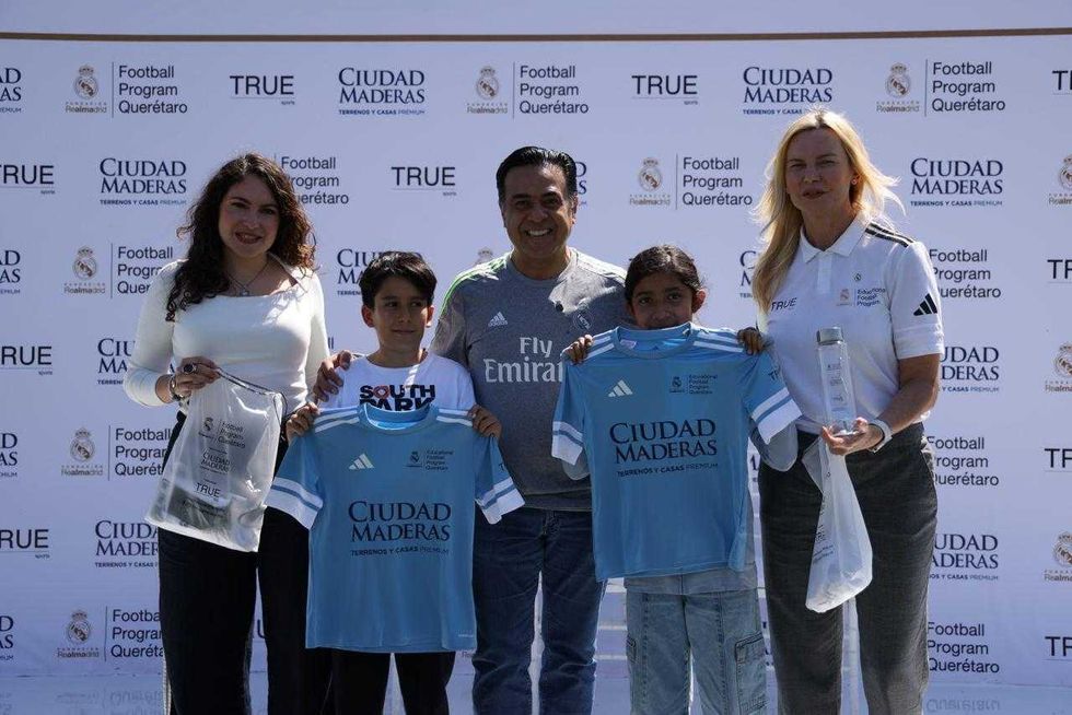 Ni\u00f1os entrenan futbol en Parque Alfalfares durante el Educational Football Program en Quer\u00e9taro
