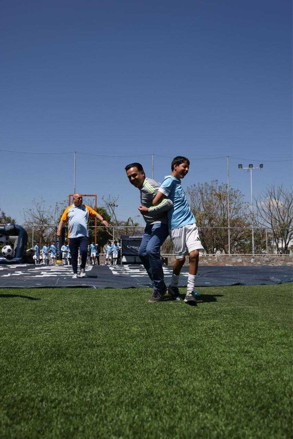 Ni\u00f1os entrenan futbol en Parque Alfalfares durante el Educational Football Program en Quer\u00e9taro