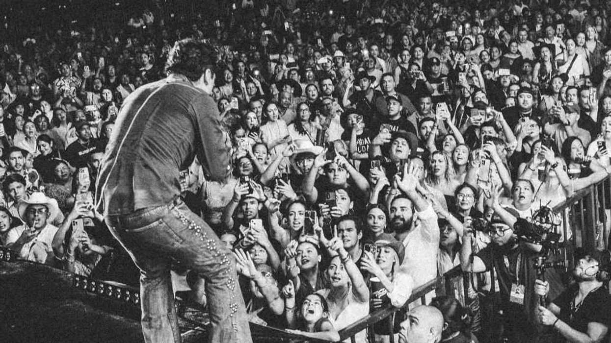Nido de cucarachas causa pavor durante concierto de Christian Nodal en Plaza de Toros. Foto: Ilustrativa/ Facebook/ Christian Nodal.