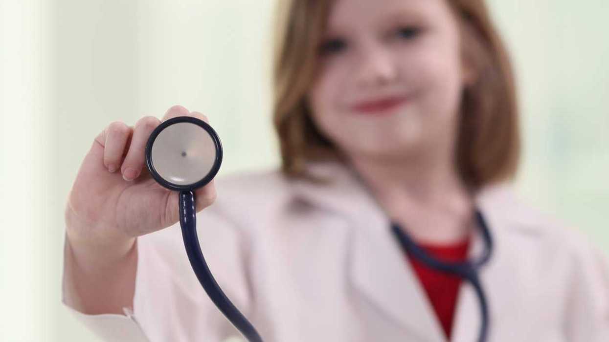 Niña con bata blanca y estetoscopio, imagen ilustrativa de salud pediátrica