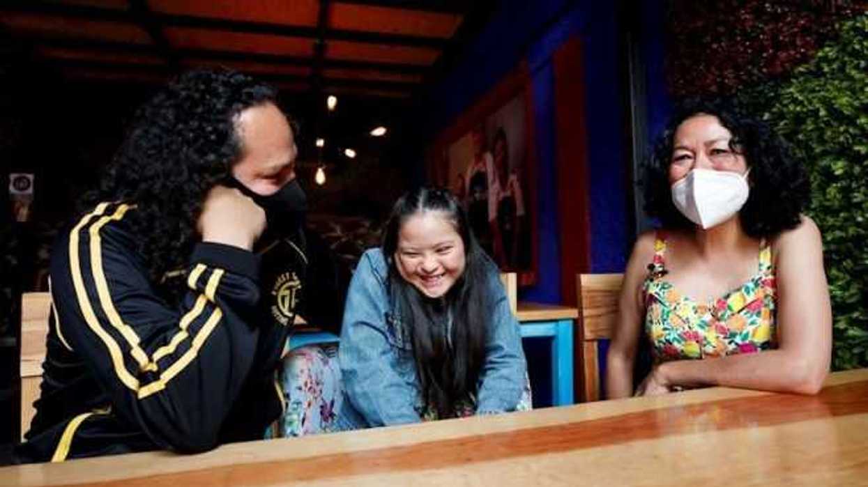 niña-con-sindrome-de-down-con-sus-padres