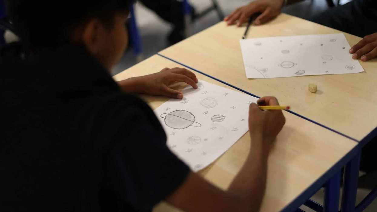 Niñas, niños y adolescentes realizan actividades de dibujo en un aula del Centro de Asistencia Social Carmelita Ballesteros.