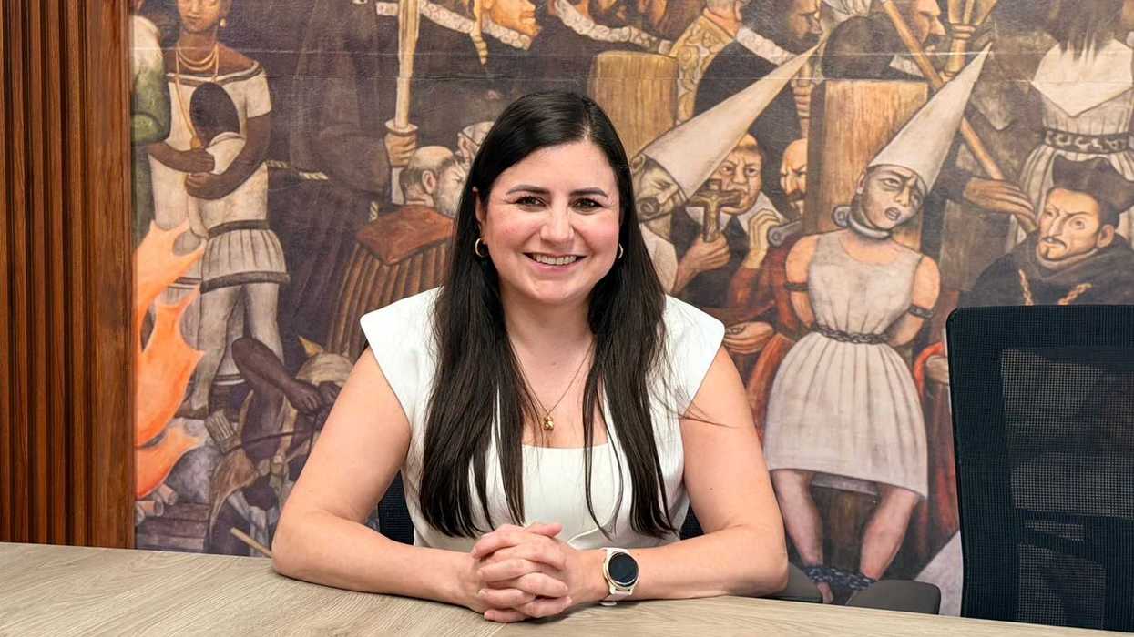 Niñas y niños de Primaria en Querétaro dibujando para el concurso convocado por la diputada Leonor Mejía