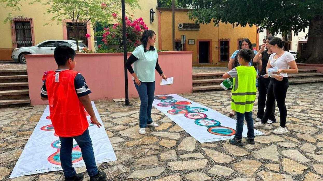 Niñas y niños participan en juegos temáticos de futbol en un espacio recreativo del Centro Histórico de Querétaro