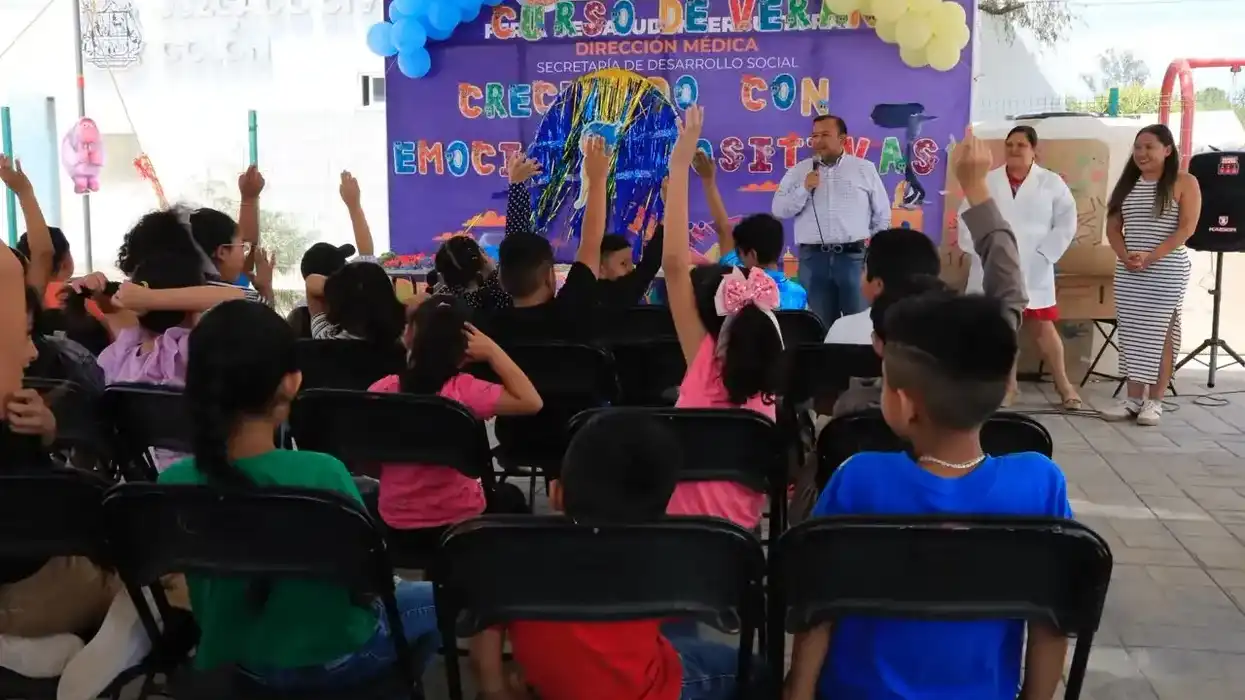 Niñas y niños participan en la sesión de clausura del curso de verano "Creciendo con Emociones Positivas" en Colón, Querétaro
