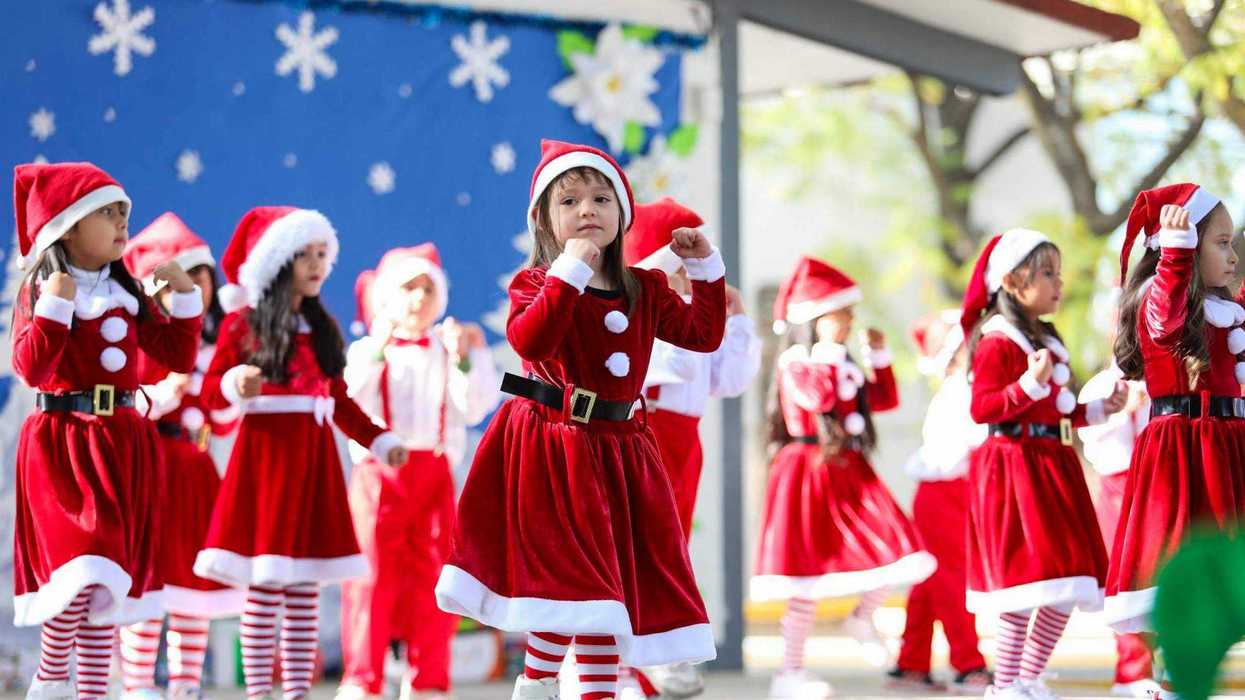 Niños del Centro de Atención Infantil del DIF Querétaro durante presentación de villancicos navideños en inglés con disfraces festivos.
