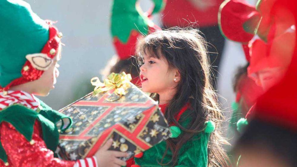 Niños del Centro de Atención Infantil del DIF Querétaro durante presentación de villancicos navideños en inglés con disfraces festivos.