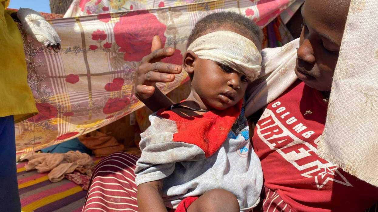 Niños desplazados llegan a campamentos de refugiados en Sudán tras la violencia en el-Fasher. AP.