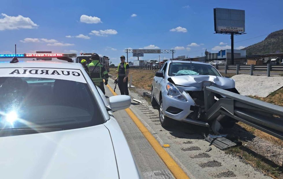Nissan Versa incrustado contra la barra de contenci\u00f3n de acero en el kil\u00f3metro 163 de la autopista M\u00e9xico-Quer\u00e9taro en San Juan del R\u00edo