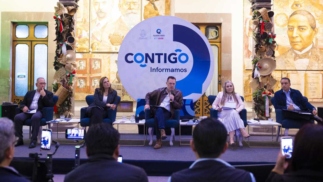 ntegrante del panel de Contigo Informamos habla al micrófono con el documento del programa de útiles escolares y uniformes deportivos sobre las piernas, en la Casa de la Corregidora