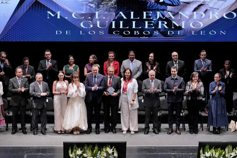 ntegrantes de la FECAPEQ, autoridades estatales y municipales posan junto al galardonado Alejandro Guillermo De los Cobos de Le\u00f3n al finalizar la ceremonia del Profesionista del A\u00f1o 2025.