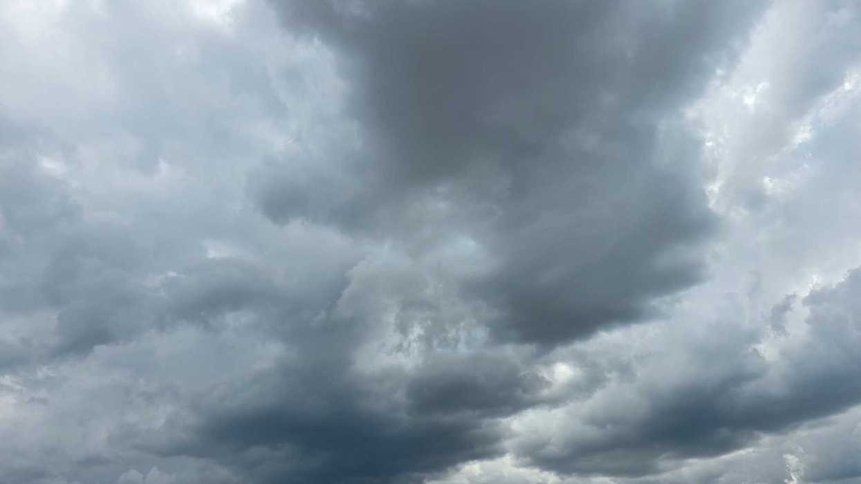 Nubes grises y cargadas cubren el cielo; Conagua prevé lluvias aisladas y rachas de hasta 45 km/h en Querétaro