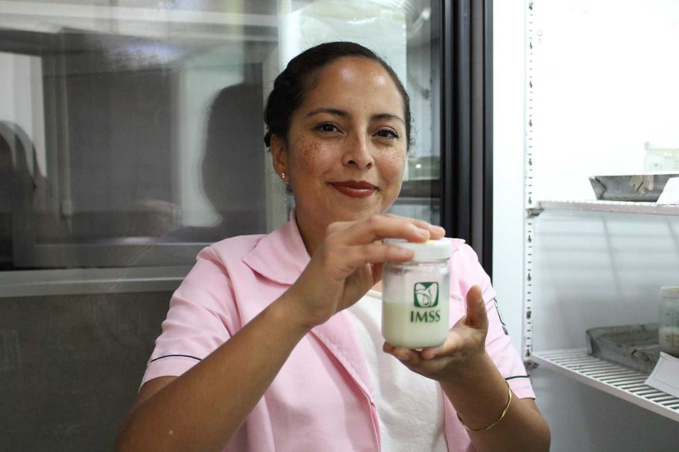 Nutricionista del IMSS revisa el plan de alimentaci\u00f3n de un paciente en el Hospital General Regional No. 1 de Quer\u00e9taro
