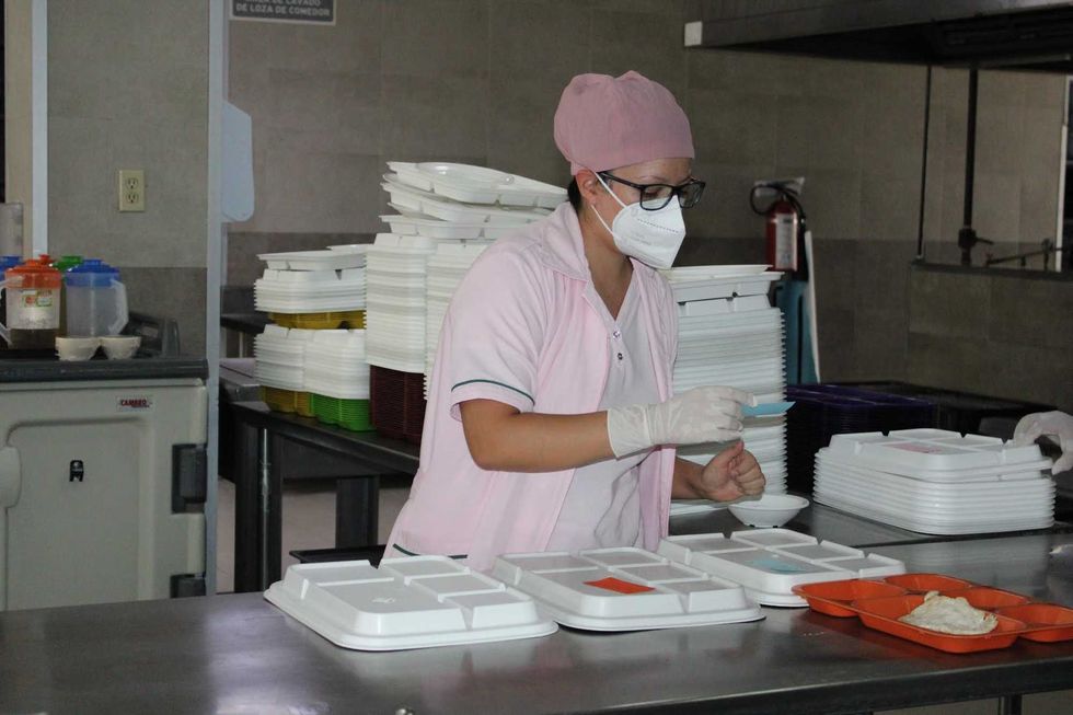 Nutricionista del IMSS revisa el plan de alimentaci\u00f3n de un paciente en el Hospital General Regional No. 1 de Quer\u00e9taro