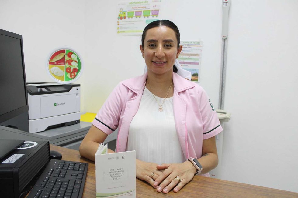 Nutricionista del IMSS revisa el plan de alimentaci\u00f3n de un paciente en el Hospital General Regional No. 1 de Quer\u00e9taro