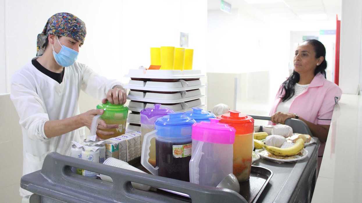 Nutricionista del IMSS revisa el plan de alimentación de un paciente en el Hospital General Regional No. 1 de Querétaro